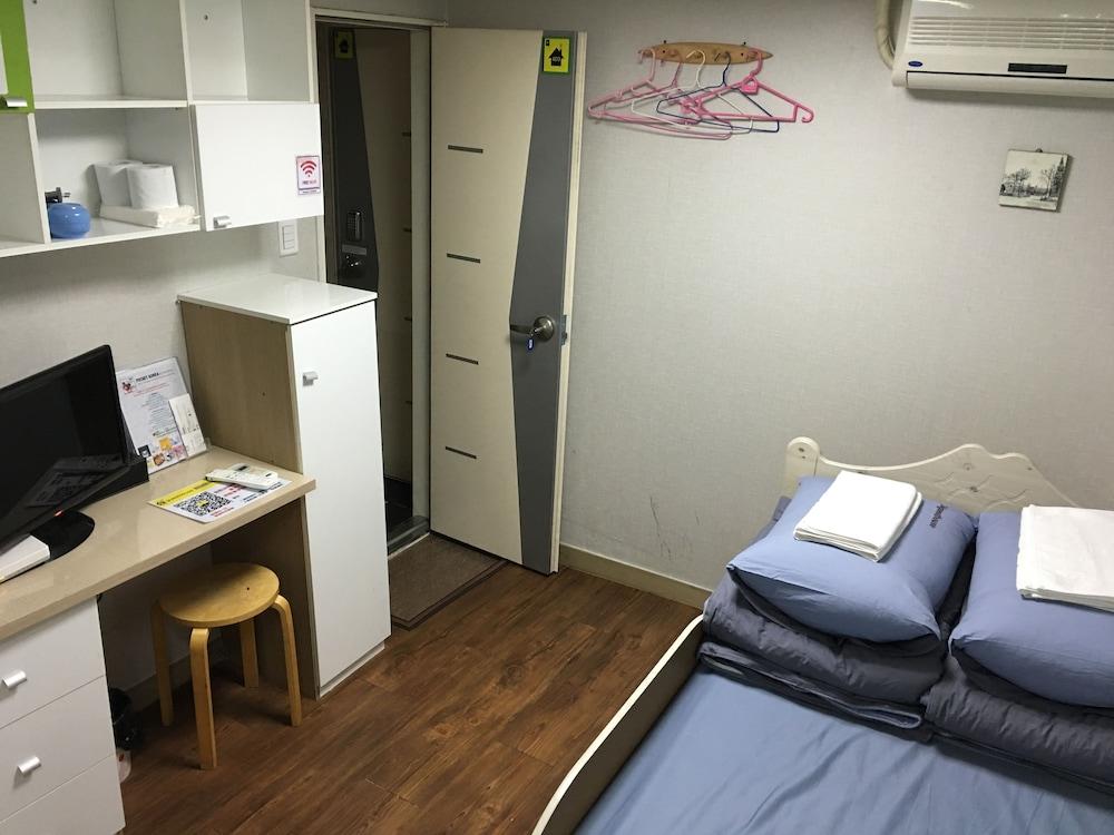 Hotel 24guesthouse Sinchon Seoul